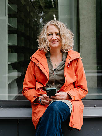 Ein Porträt von Sylvia Paproth mit Smartphone Ein Porträt von Sylvia Paproth mit Smartphone