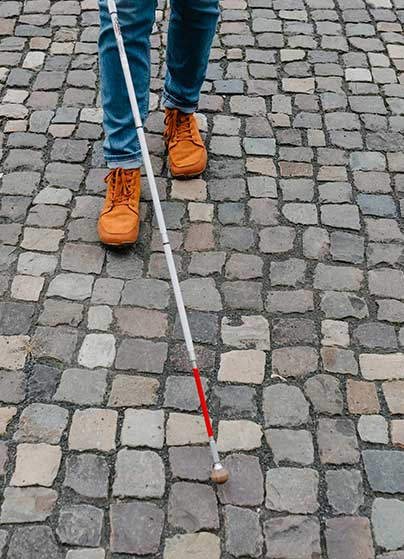 Ein Langstock auf Kopfsteinpflaster Ein Langstock auf Kopfsteinpflaster